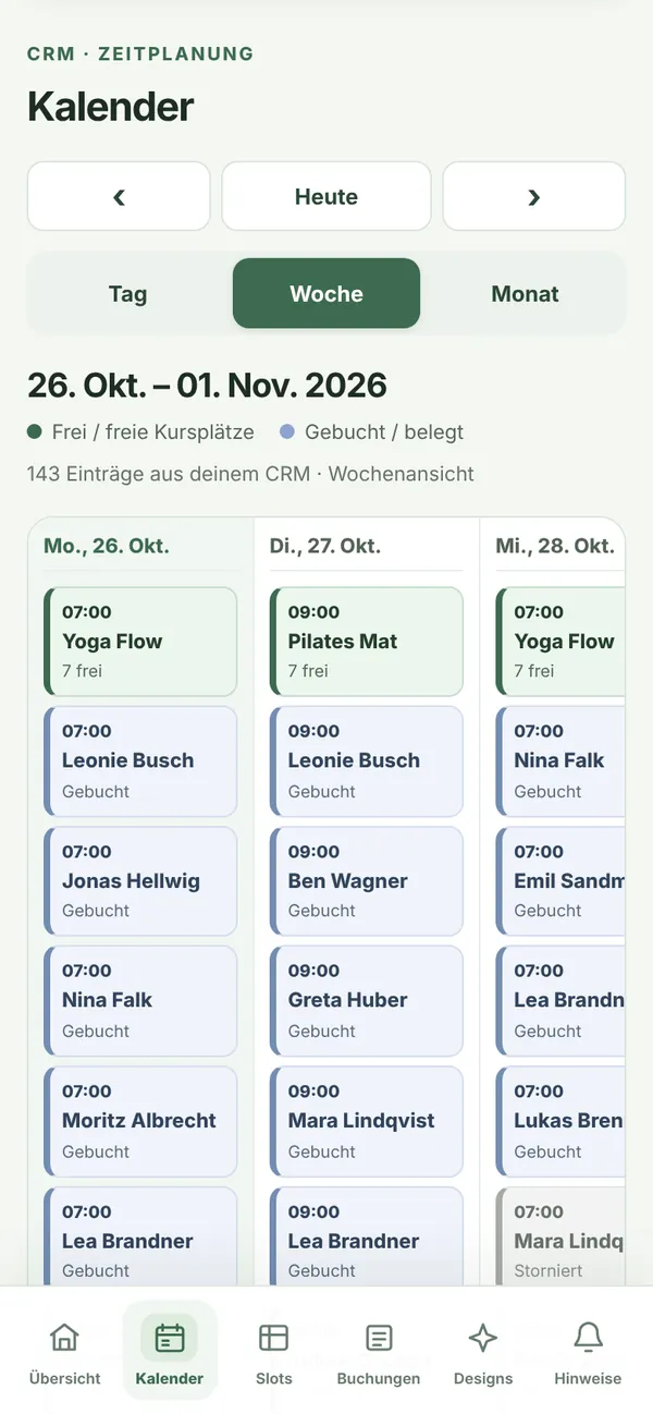 Wochenkalender des Kursstudios mit Yoga Flow, Pilates Mat und gebuchten Teilnehmer:innen