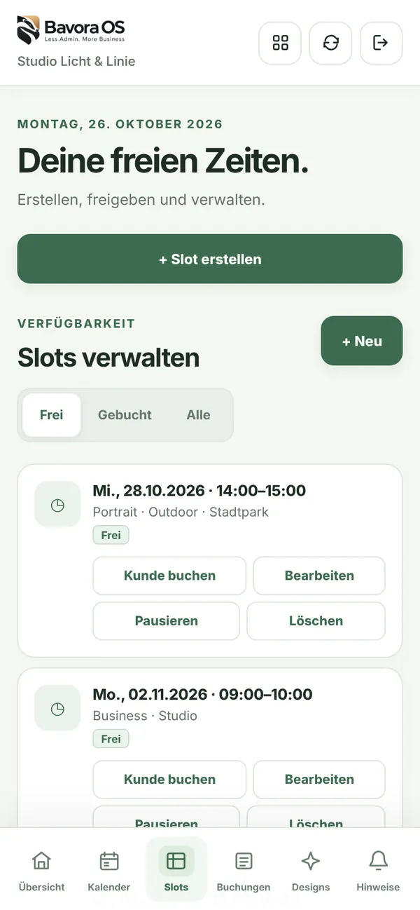 Slots verwalten: freie Zeiten mit Leistung und Ort sowie den Aktionen Kunde buchen, Bearbeiten, Pausieren und Löschen