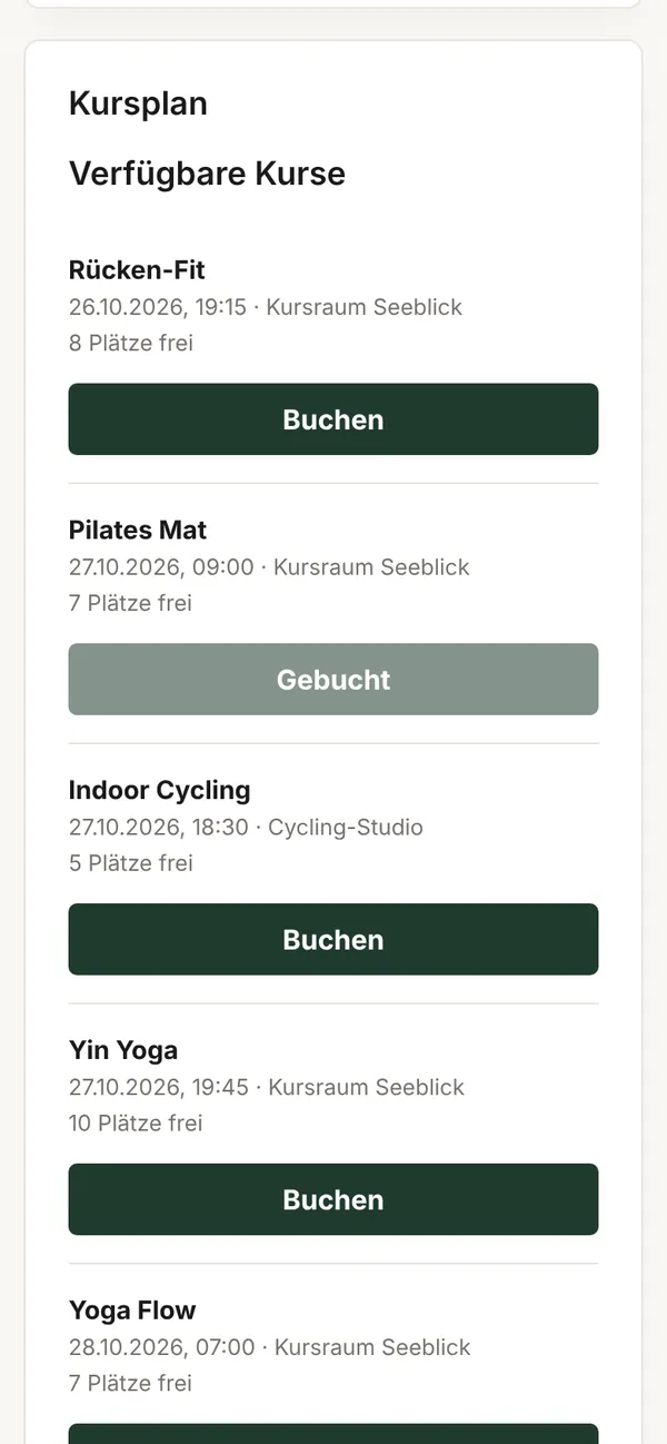 Kursplan mit verfügbaren Kursen wie Rücken-Fit, Pilates Mat und Indoor Cycling samt freien Plätzen und Schaltfläche Buchen